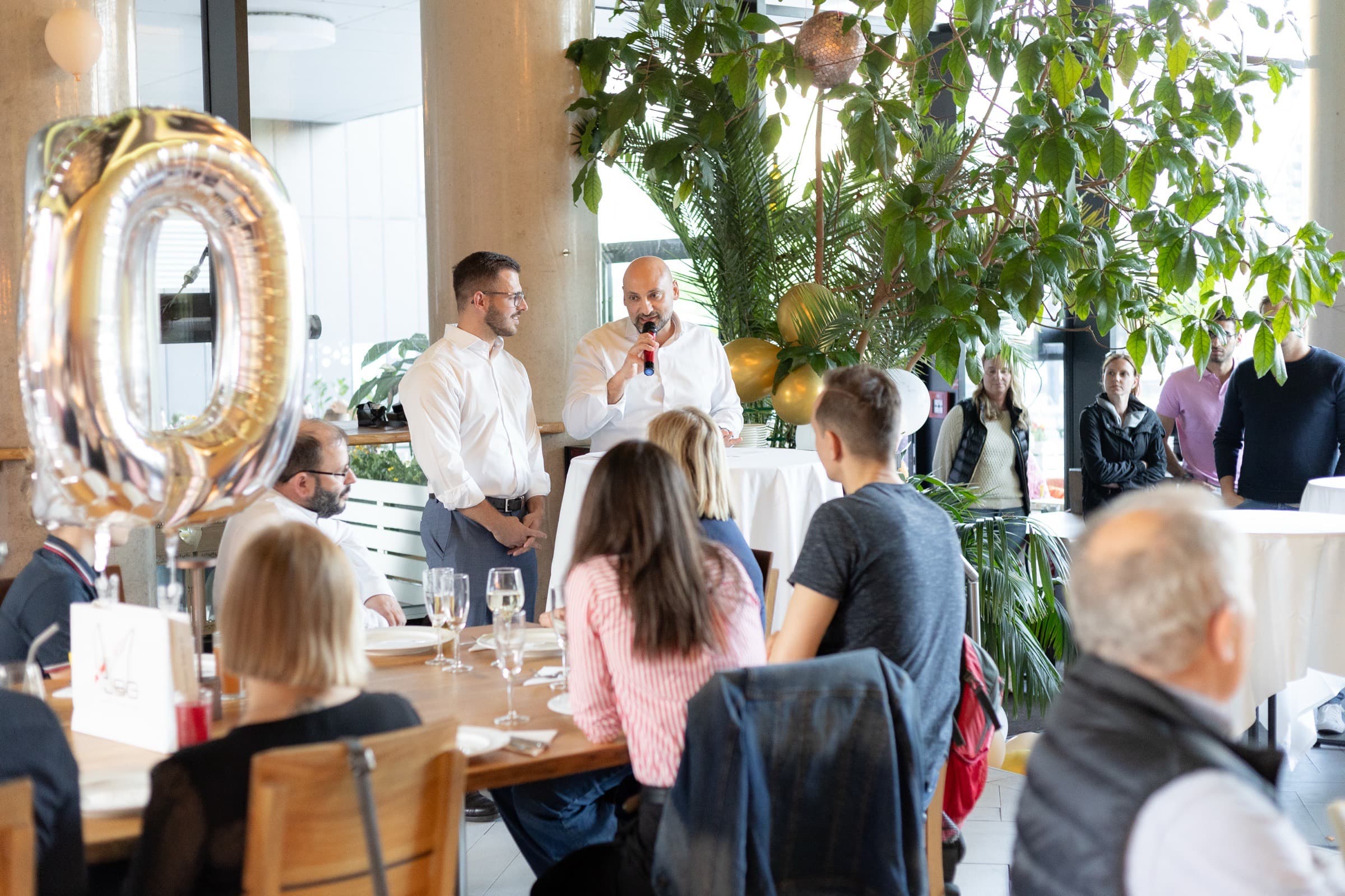 Feier im Eventbereich von URBAN's Wien, Ansprache mit Mikrofon