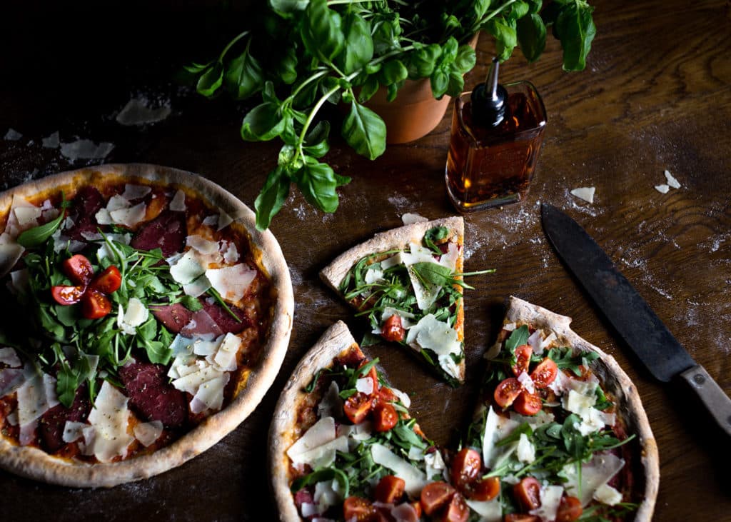 Hausgemachte Pizza aus dem Ofen bei URBAN's Wien